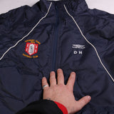 Umbro Amesbury Town 1904 FC Full Zip Up Hood in collar Puffer Jacket Men's X-Large Navy Blue
